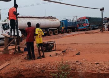 BIDA LG BARRICADES BANGAIE LOW COST JUNCTION ROAD. 