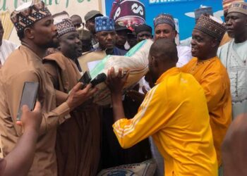 Senator Barau flags off distribution of 69 trucks of fertiliser to Kano farmers .