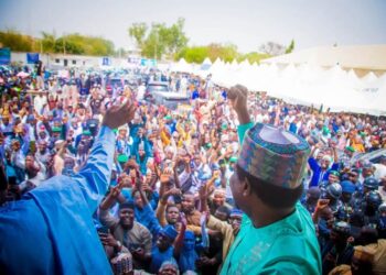 Kano stands still as Senator Barau distributes 61 cars 1,137 motorcycles to APC leaders .