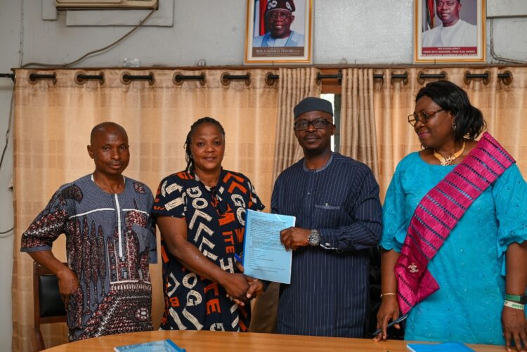 Oyo Gov’t Signs 3.5bn Contract To Upgrade Three Rural Markets.