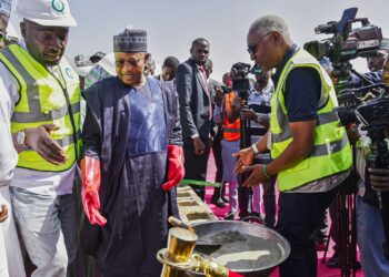 FEDERAL HOUSING AUTHORITY BEGINS THE CONSTRUCTION OF THE RENEWED ESTATE IN KADUNA.     … AS GOVERNOR UBA SANI PROMISES TO SUPPORT THE AUTHORITY FOR EARLY COMPLETION.