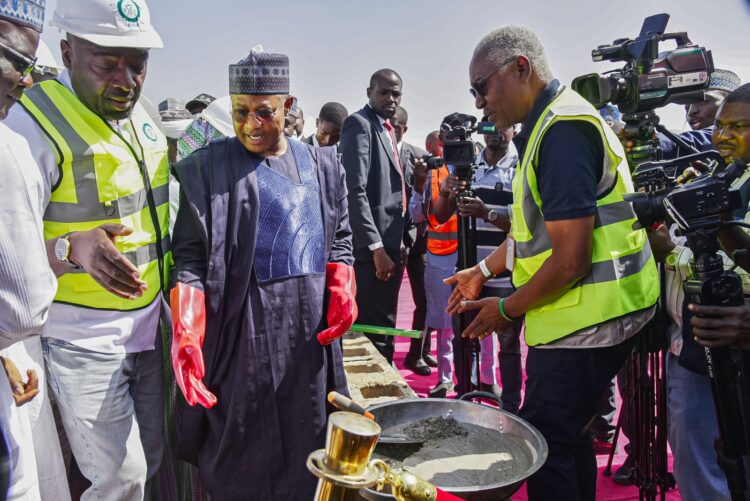 FEDERAL HOUSING AUTHORITY BEGINS THE CONSTRUCTION OF THE RENEWED ESTATE IN KADUNA.     … AS GOVERNOR UBA SANI PROMISES TO SUPPORT THE AUTHORITY FOR EARLY COMPLETION.